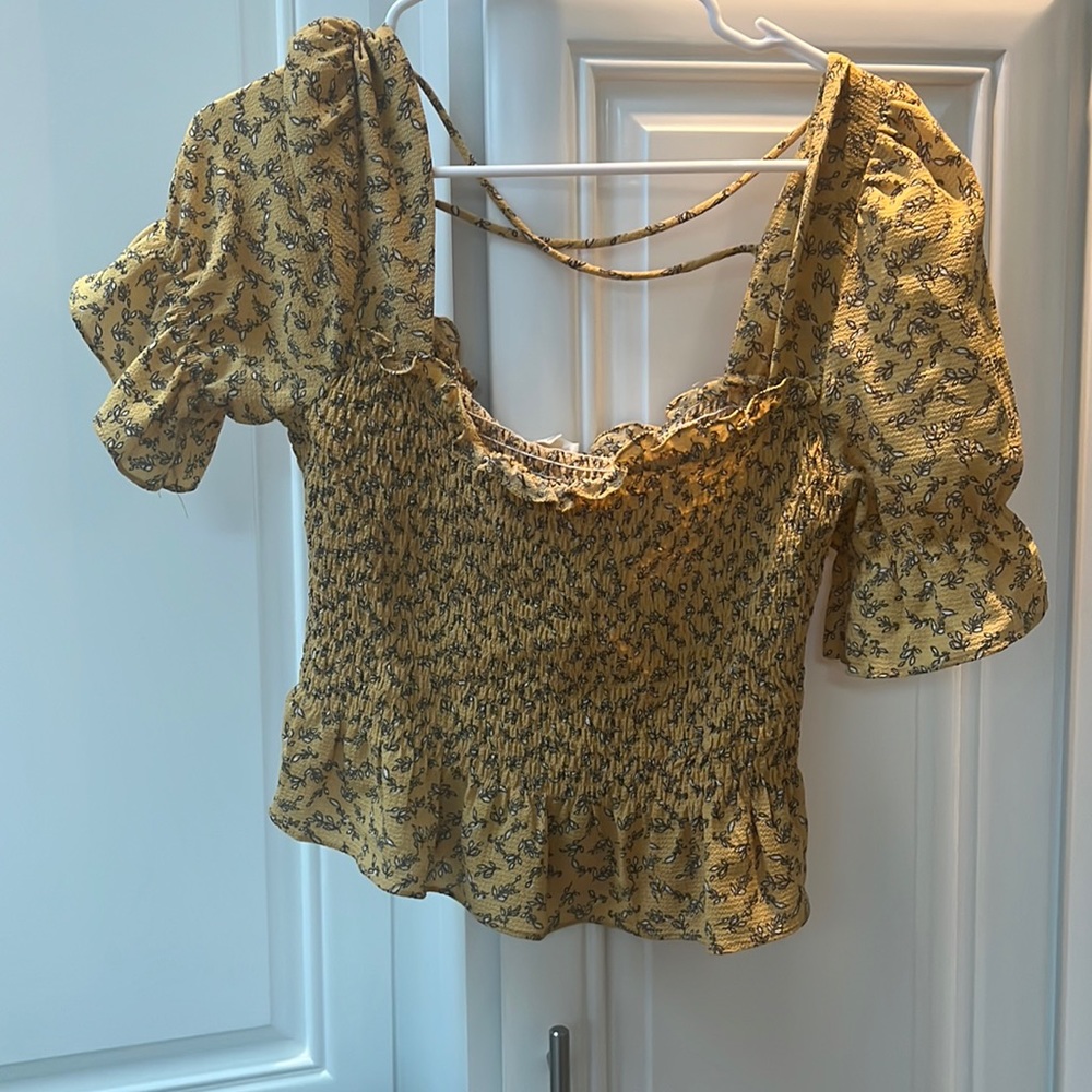 Yellow ruffle sleeve top with white flowers
